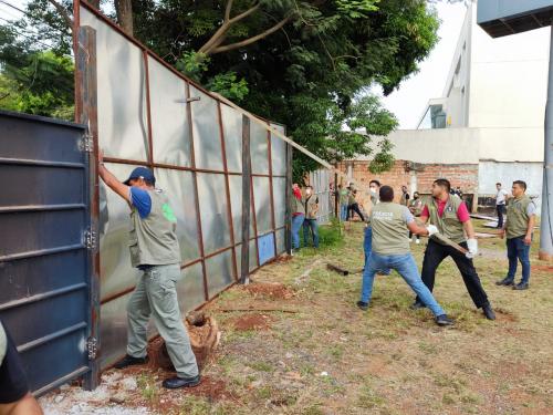 Desmantelan muro de chapas ubicado en plazoleta municipal